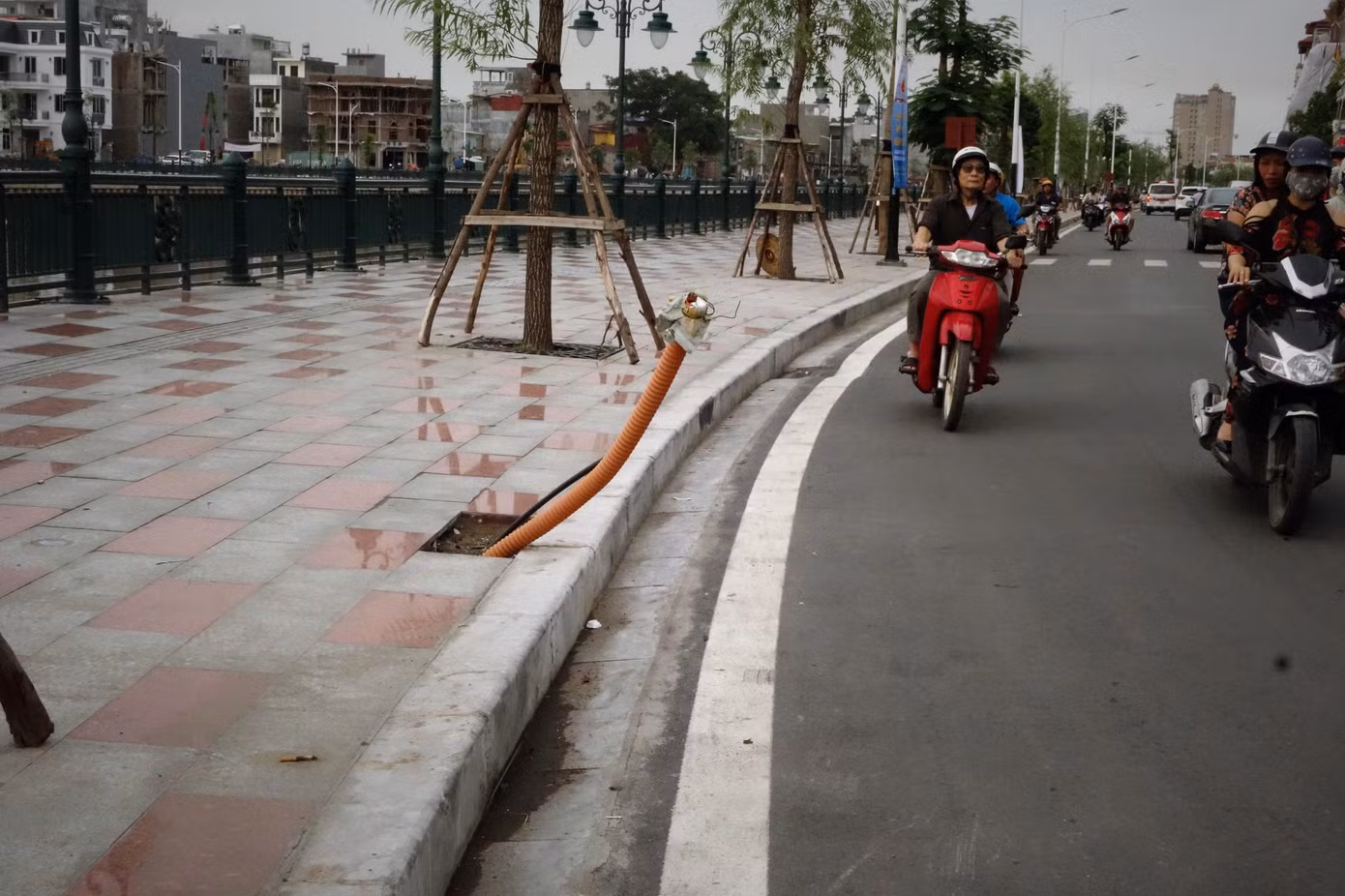 Dự án gần 1.500 tỷ vừa khánh thành đã phải lột vỉa hè làm lại ảnh 5