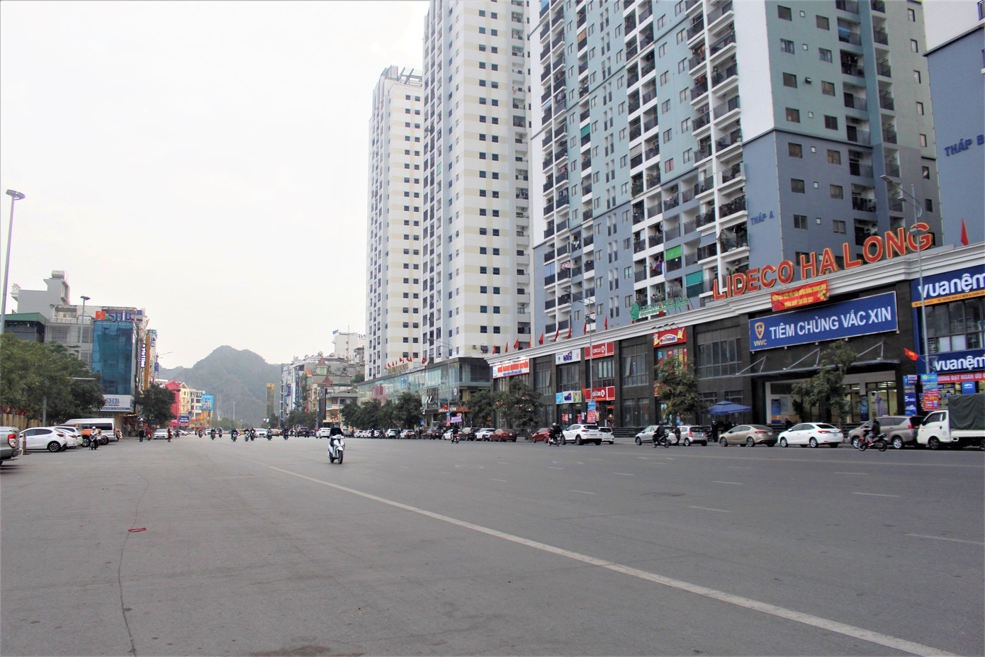 Đường phố Hạ Long 'vắng như chùa Bà Đanh' ảnh 11