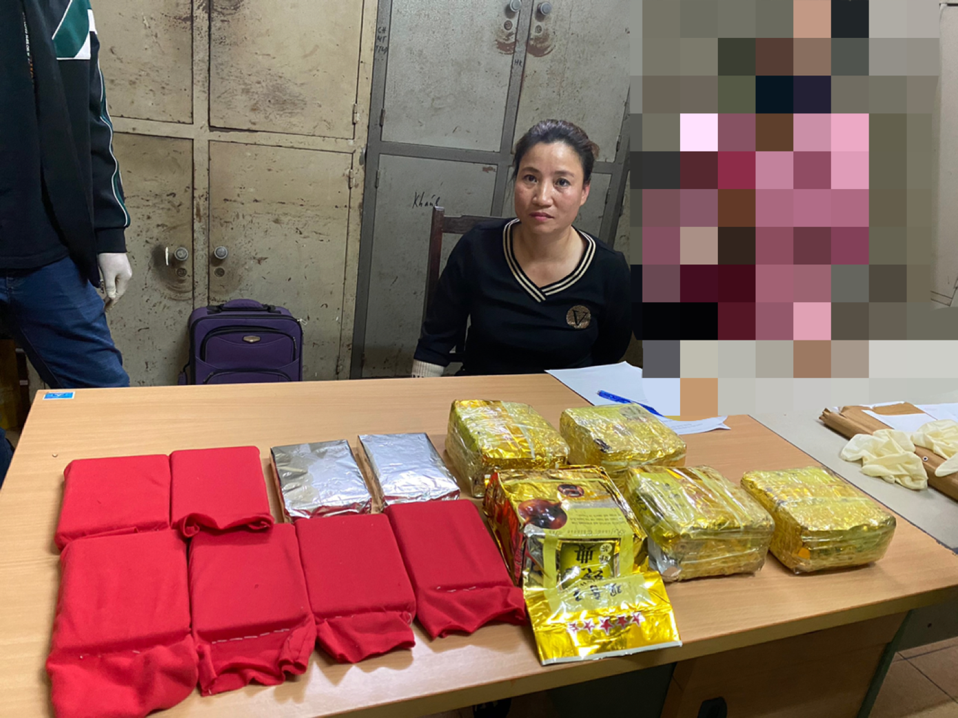 Bắt quả tang 'nữ quái' vận chuyển, tàng trữ 10 bánh heroin ảnh 1