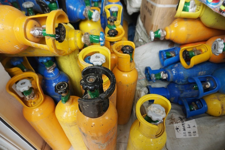 Phát hiện 2 container chứa hơn 400 bình nghi chứa khí cười N2O tại cảng Đình Vũ ảnh 1