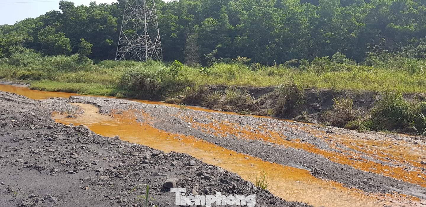 Nước suối nhiễm sắt cùng kim loại nặng chảy thẳng ra vịnh Hạ Long ảnh 5