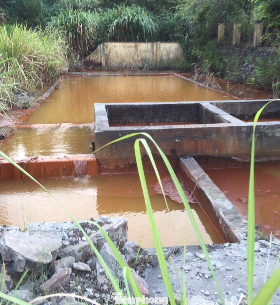 Nước suối nhiễm sắt cùng kim loại nặng chảy thẳng ra vịnh Hạ Long ảnh 3