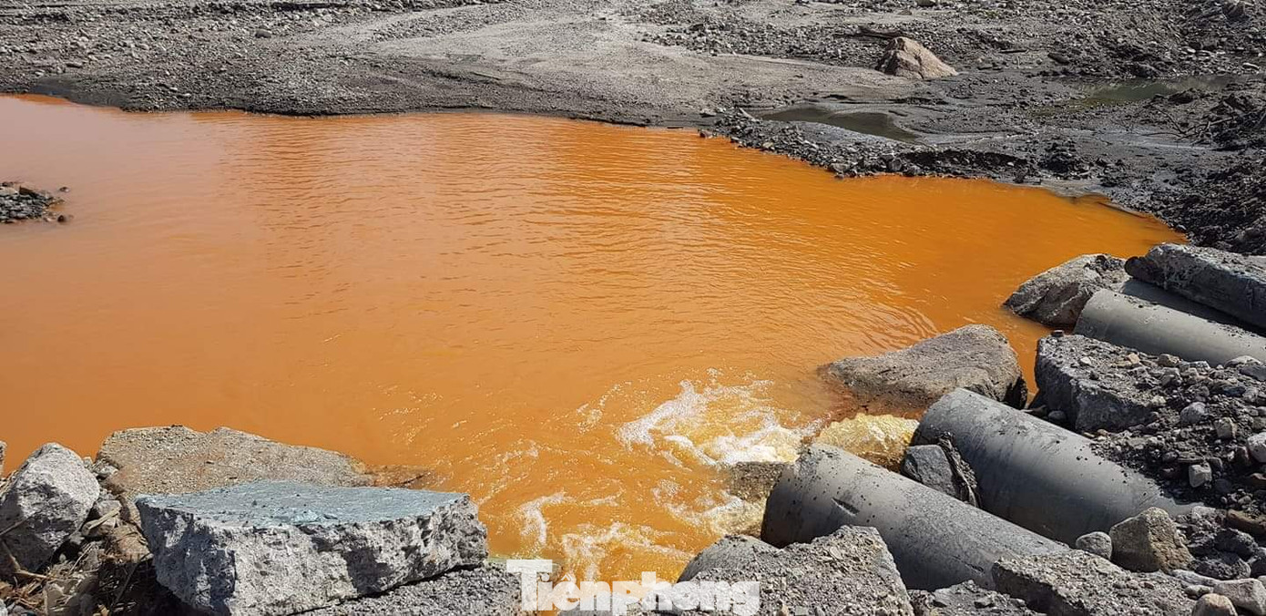 Nước suối nhiễm sắt cùng kim loại nặng chảy thẳng ra vịnh Hạ Long ảnh 2
