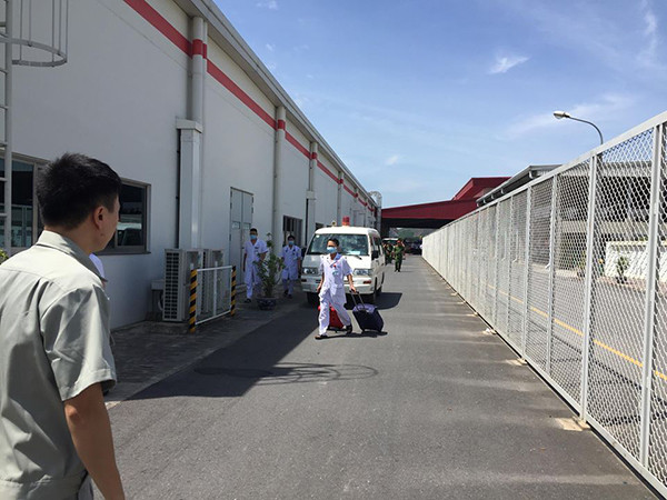 Hàng chục công nhân ngất xỉu, nghi hít phải khí lạ ảnh 1