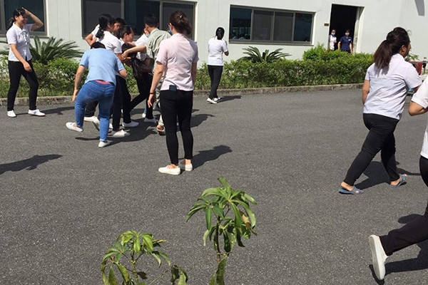 Hàng chục công nhân ngất xỉu, nghi hít phải khí lạ ảnh 2