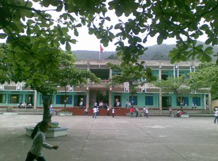 Vấp ngã bậc thang trường học, nam sinh lớp 3 tử vong ảnh 1