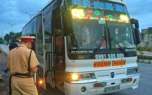Nhồi nhét gần 90 người trên xe giường nằm, tài xế và nhà xe bị phạt 120 triệu ảnh 1