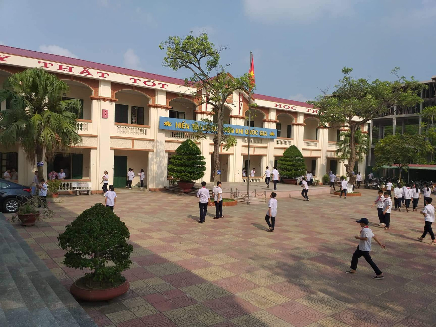 Thiếu giáo viên tiếng Anh, nhiều học sinh Hải Phòng đến lớp chỉ để chơi ảnh 1