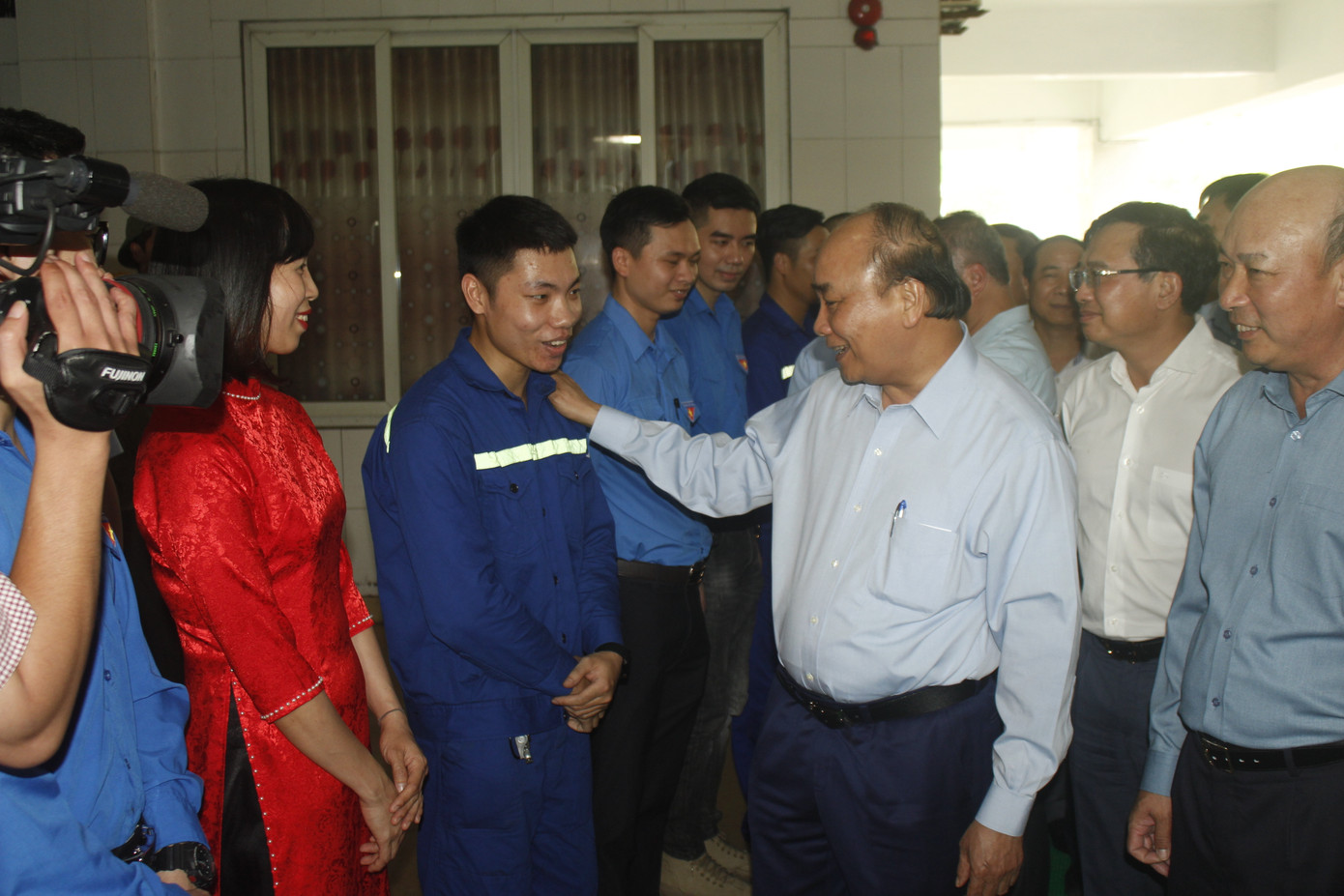 Thủ tướng Nguyễn Xuân Phúc tặng quà công nhân mỏ than Hà Lầm ảnh 1