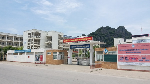 Nữ sinh cấp 3 ở Quảng Ninh nghi bị kẻ xấu rạch mặt trong nhà vệ sinh trường học ảnh 1