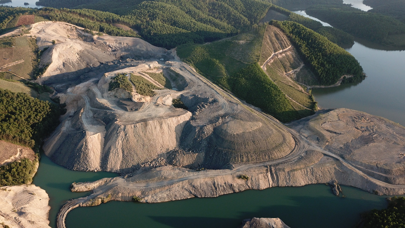 Gặp ‘than tặc’ có thể gọi ngay Phó Chủ tịch thành phố 24/24 giờ ảnh 1