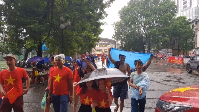 Cổ động viên Hải Phòng đội mưa chờ bóng lăn ảnh 3