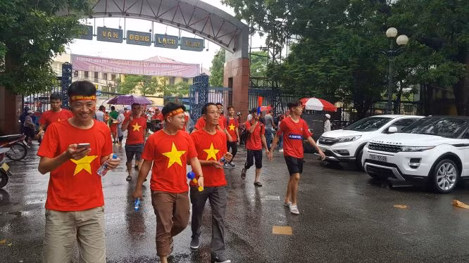 Cổ động viên Hải Phòng đội mưa chờ bóng lăn ảnh 2