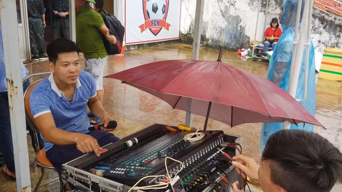 Cổ động viên Hải Phòng đội mưa chờ bóng lăn ảnh 7