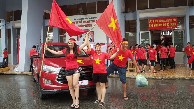 Ngàn cung bậc cảm xúc của CĐV Việt Nam ở trận bán kết ảnh 44 Ngàn cung bậc cảm xúc của CĐV Việt Nam ở trận bán kết ảnh 44