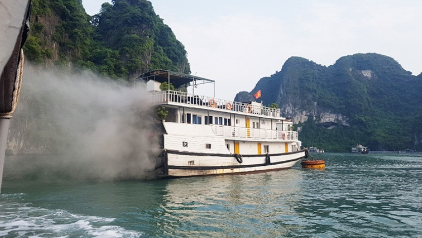 Tàu chở khách du lịch quốc tế thăm vịnh Hạ Long bất ngờ bốc cháy ảnh 1
