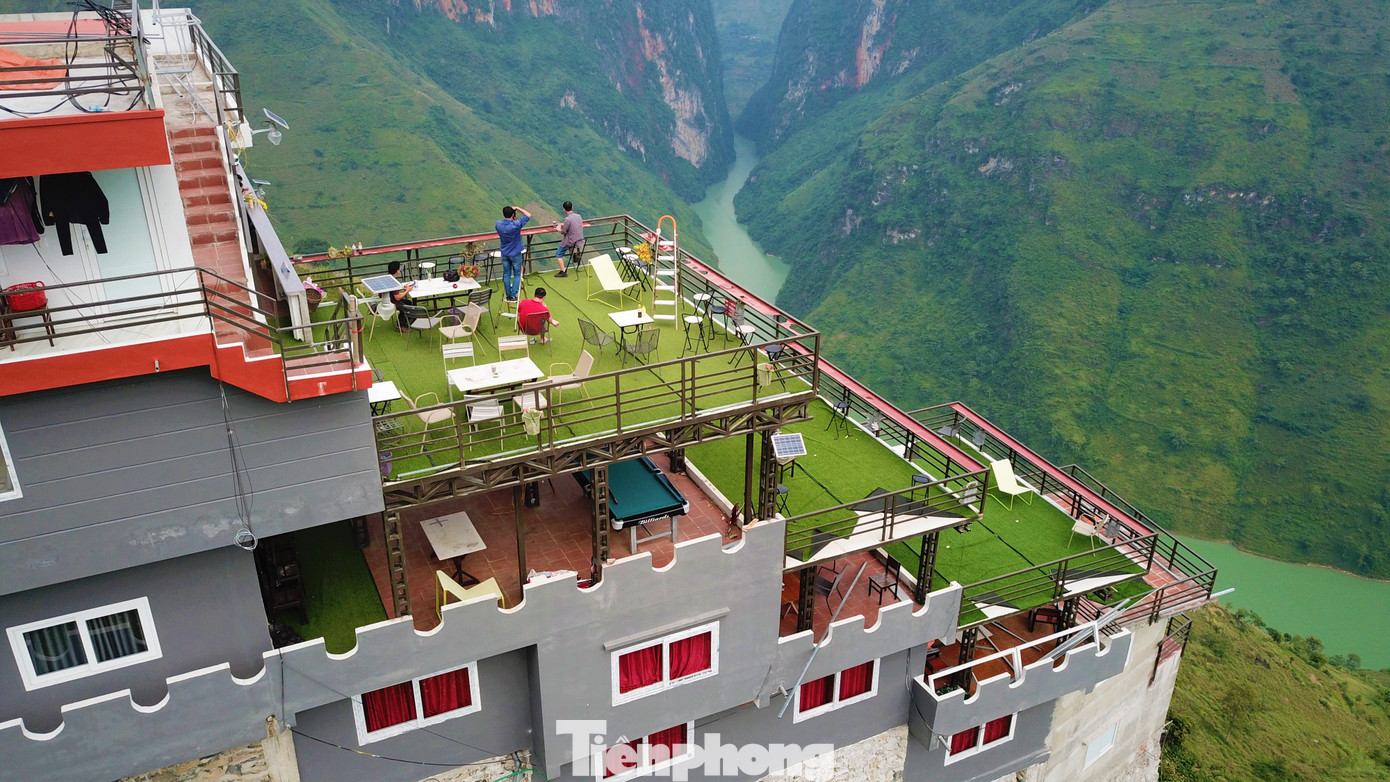 Bất ngờ công trình 'chui' trên đỉnh Mã Pì Lèng được huyện coi là điểm du lịch ảnh 3