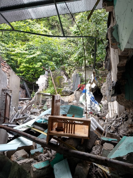 Lời kể nhân chứng thoát chết trong đêm đá khổng lồ rơi trúng nhà dân ảnh 3