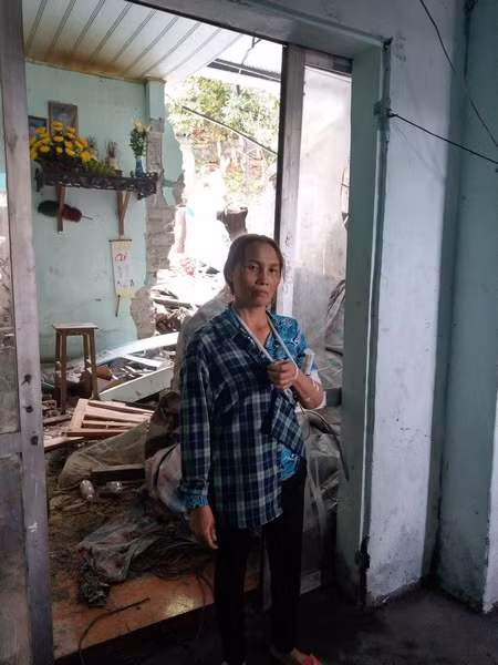 Lời kể nhân chứng thoát chết trong đêm đá khổng lồ rơi trúng nhà dân ảnh 4