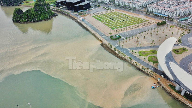 Vịnh Hạ Long 'đổi màu' sau mưa lớn ảnh 5