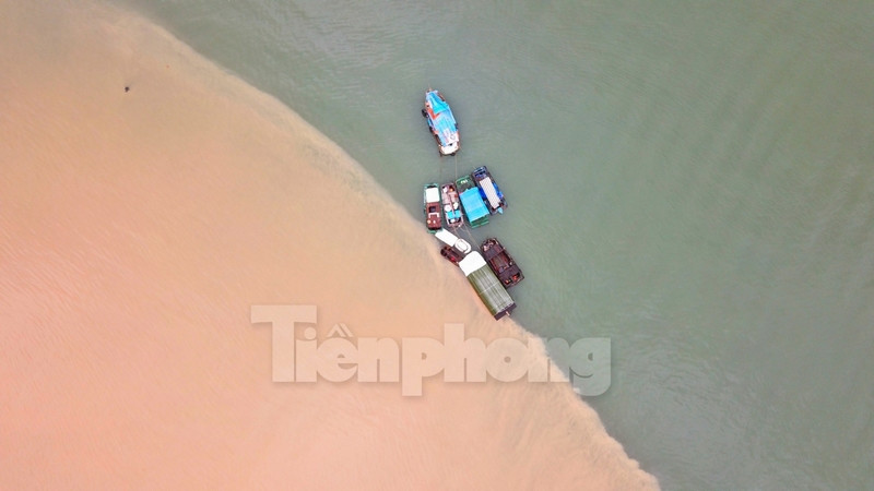 Vịnh Hạ Long 'đổi màu' sau mưa lớn ảnh 9