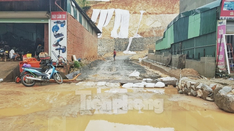 Vịnh Hạ Long 'đổi màu' sau mưa lớn ảnh 2