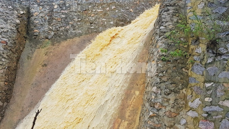 Vịnh Hạ Long 'đổi màu' sau mưa lớn ảnh 4