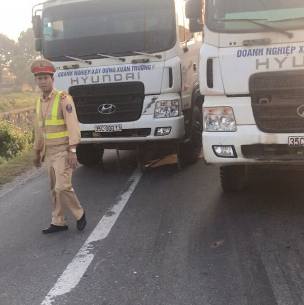 Xử phạt đoàn xe dàn hàng ngang chống đối CSGT ảnh 1