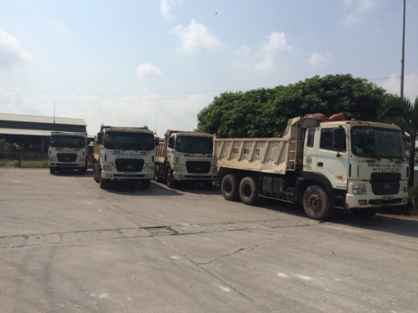 Xử phạt đoàn xe dàn hàng ngang chống đối CSGT ảnh 2