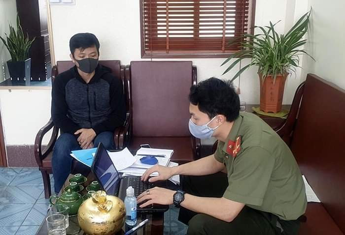 Rao bán 'Thẻ chống virus' và tung tin tìm ra thuốc chữa, 2 thanh niên nhận án phạt ảnh 1