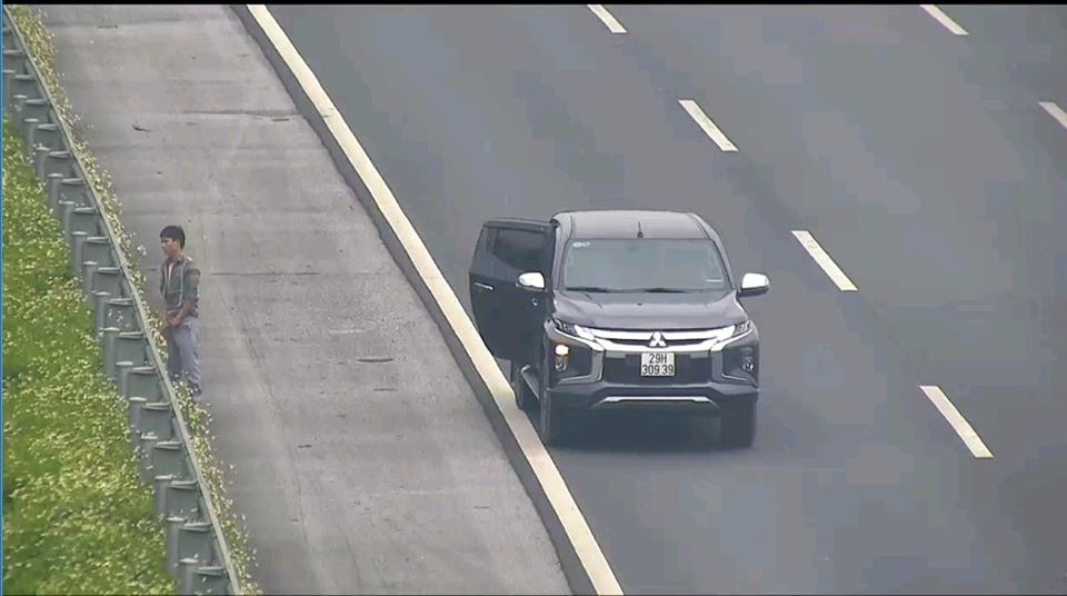 Tài xế bị phạt nặng vì dừng xe đi vệ sinh trên cao tốc ảnh 1