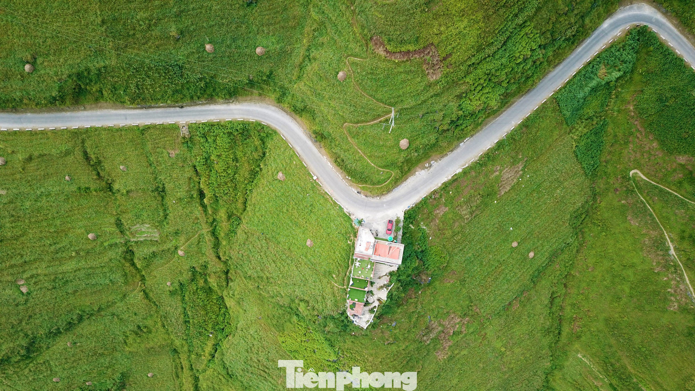 Panorama Mã Pì Lèng vẫn chật cứng khách trong 'tâm bão' ảnh 4