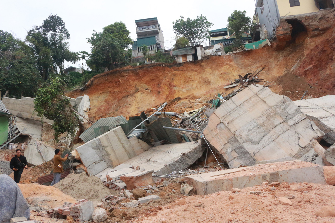 San gạt đất làm sập nhà, 16 hộ dân phải di dời khẩn cấp lúc nửa đêm ảnh 1