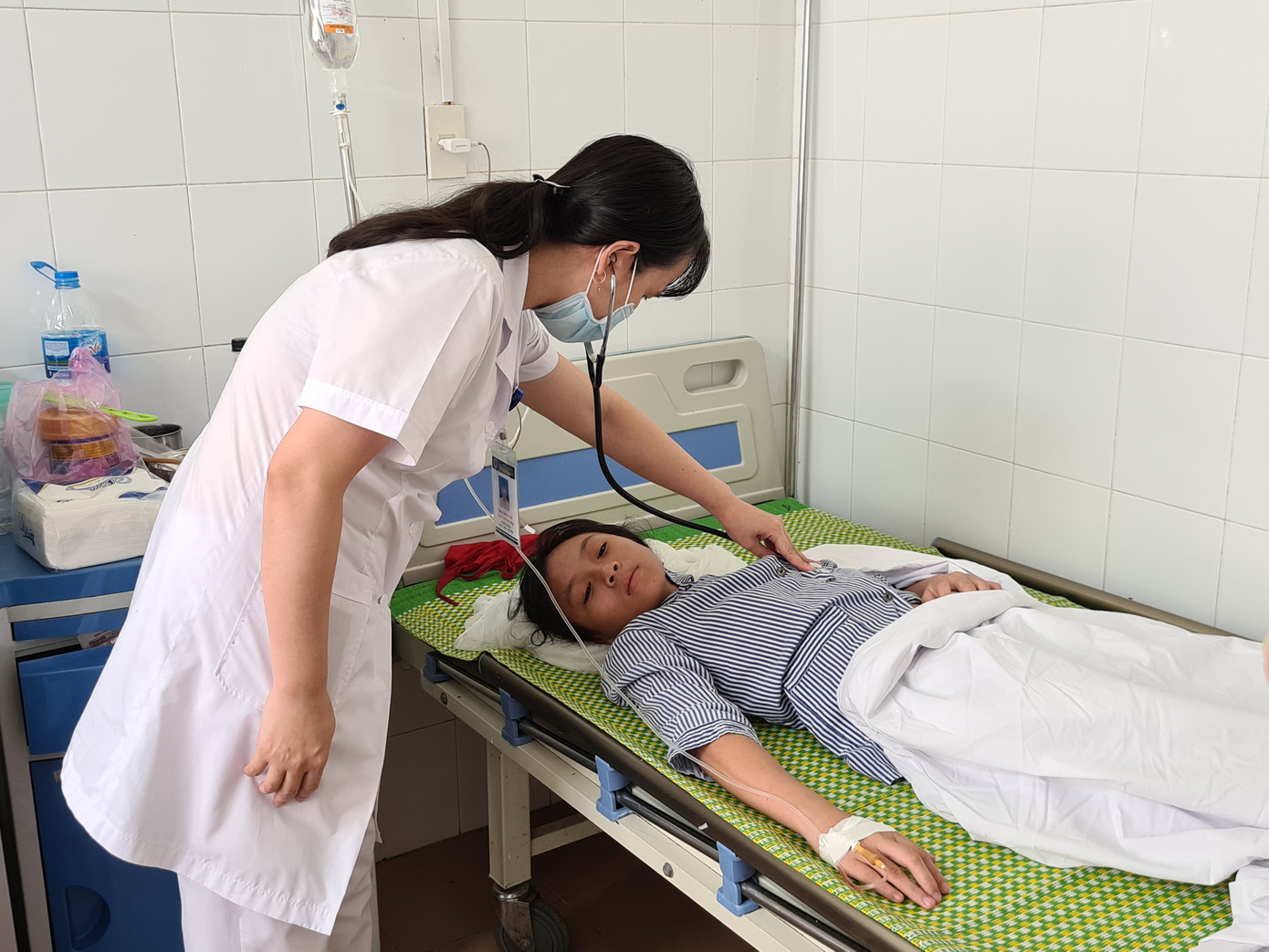 Hàng chục học sinh tiểu học Hải Phòng ngộ độc sau khi uống nước ngọt đóng chai ảnh 4