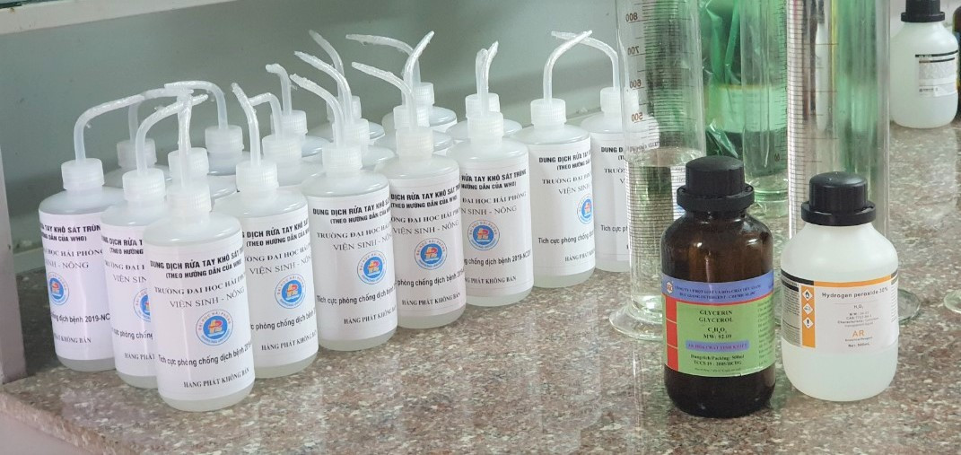 Nhiều trường đại học ở Hải Phòng điều chế dung dịch rửa tay khô phát miễn phí ảnh 3