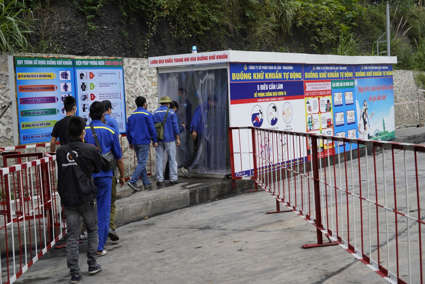 Công ty than chế tạo buồng khử khuẩn công suất 'khủng' cho công nhân ảnh 7