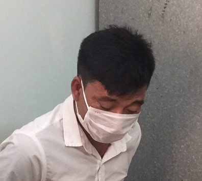 Không rút được tiền, nam thanh niên vác gạch đập nát màn hình 2 cây ATM ảnh 1