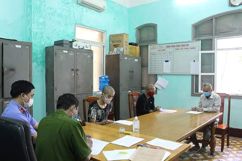 Khởi tố 4 đối tượng hành hung lực lượng chống dịch COVID-19 ảnh 1