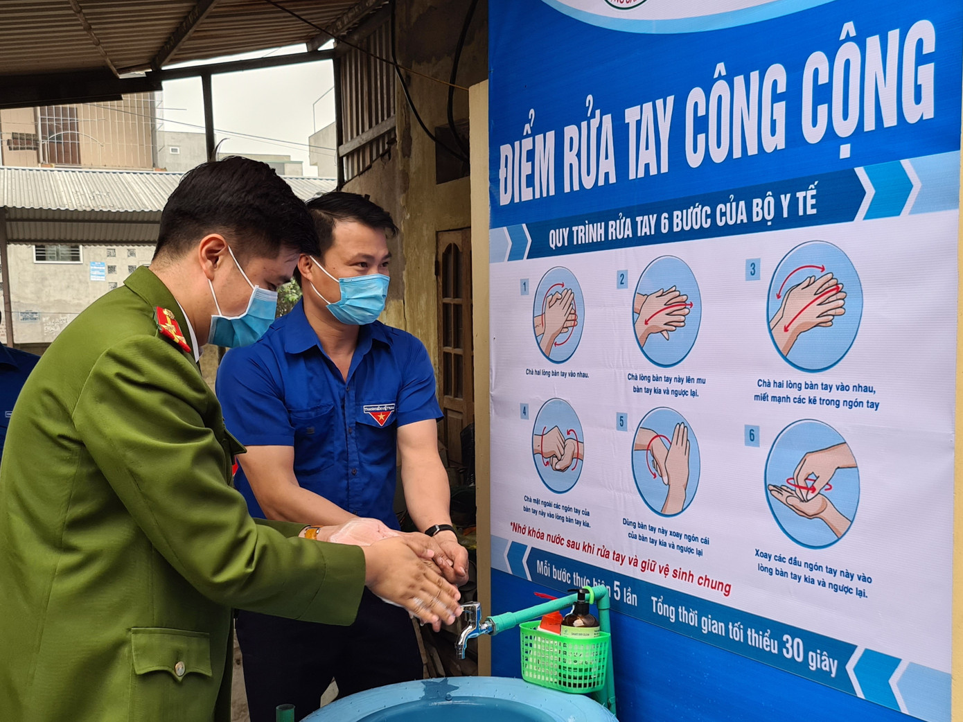 'Biến' lốp xe thành bồn rửa tay công cộng chống COVID-19 ảnh 2