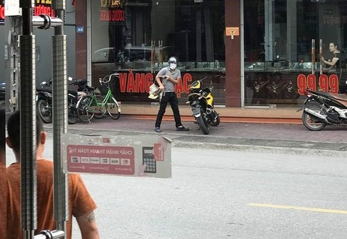 Con gái chủ tiệm vàng Quảng Ninh kể giây phút giằng co với tên cướp có súng ảnh 1