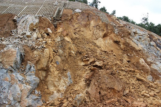 Sạt lở nghiêm trọng trên cao tốc Hạ Long-Vân Đồn ảnh 1