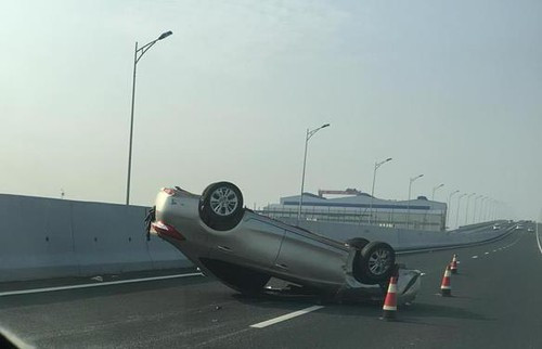 Tài xế lái xe nổ lốp tháo chạy sau khi gây tai nạn liên hoàn ảnh 1