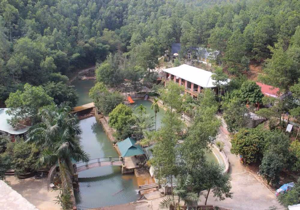 Ngăn suối, dựng nhà làm khu du lịch trái phép ảnh 1