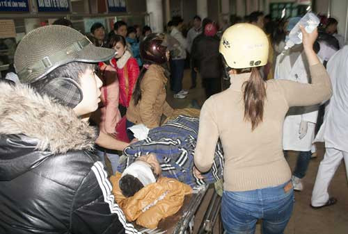 Khoảng 50 người bị thương được đưa vào viện cấp cứu