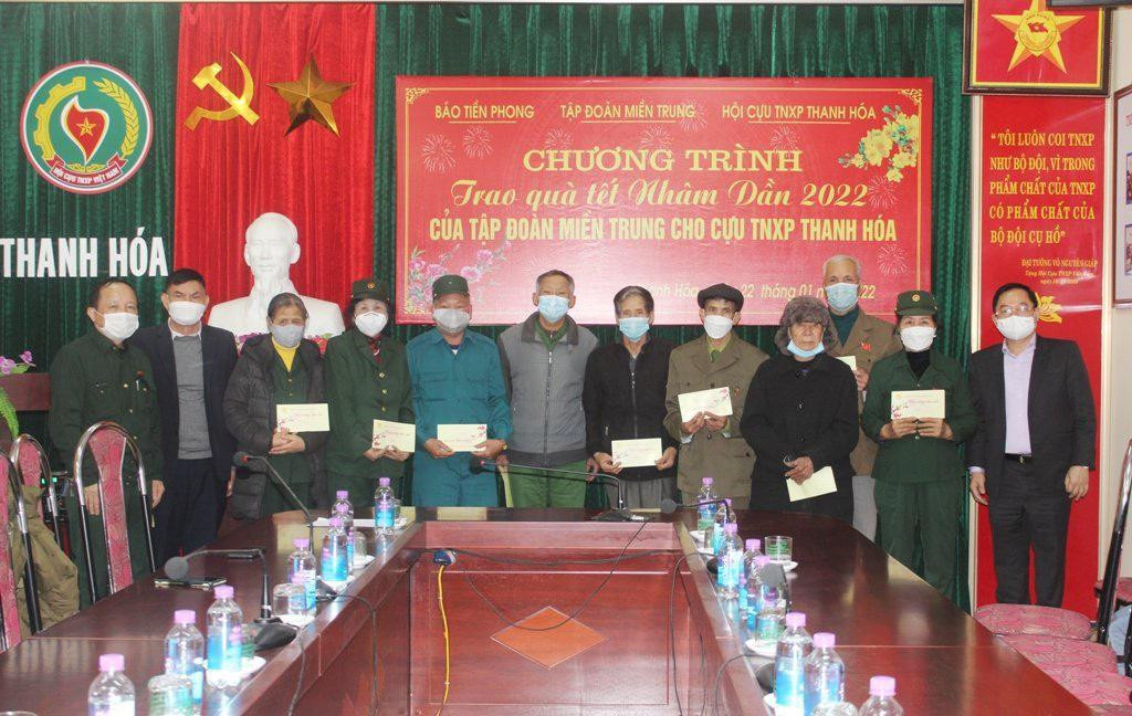 Đại diện các đơn vị trao tặng quà Tết cho các cựu TNXP.