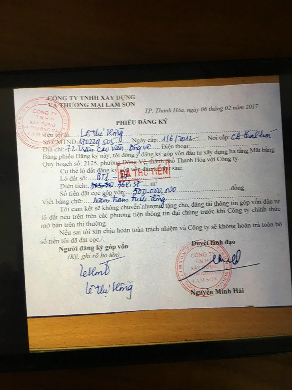 Một trong số 19 phiếu đăng ký đặt cọc (có chữ ký của bà Lê Thị Hồng) mà bà Hồng đưa cho ông Nguyễn Sỹ Kiệm, đã được cơ quan chức năng xác định là sử dụng con dấu giả.
