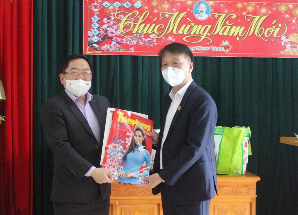 Nhà báo Lê Xuân Sơn trao tặng ấn phẩm đặc biệt Báo Tiền Phong Tết Nhâm Dần năm 2022 và bánh kẹo cho Trung tâm Bảo trợ số 2.