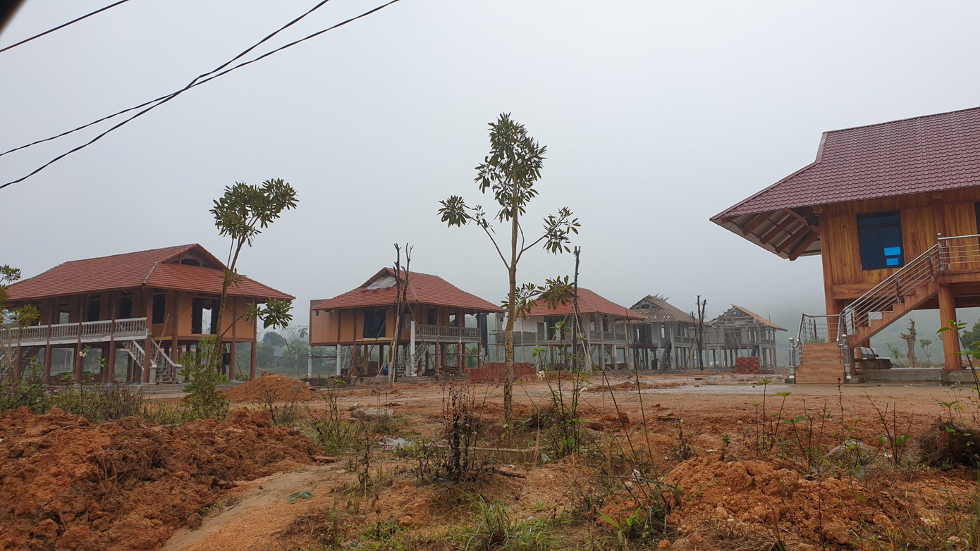 Khu nhà xây dựng theo kiểu nhà sàn được dựng lên trái phép trên đất lúa Khu nhà xây dựng theo kiểu nhà sàn được dựng lên trái phép trên đất lúa
