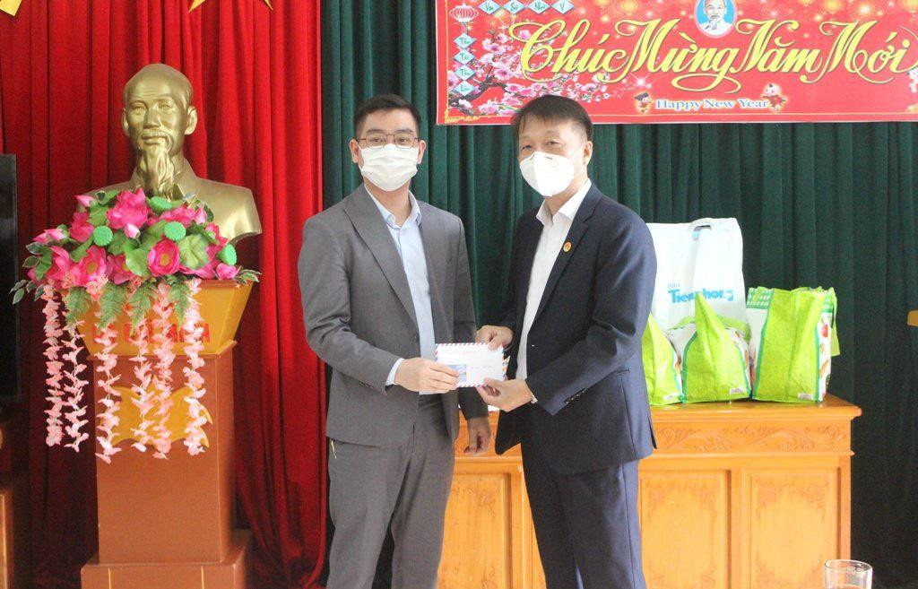 Ông Vũ Minh Châu, Phó Hiệu trưởng Trường Tiểu học và Trung học cơ sở FASIPAN trao tặng 30 triệu đồng cho Trung tâm Bảo trợ số 2