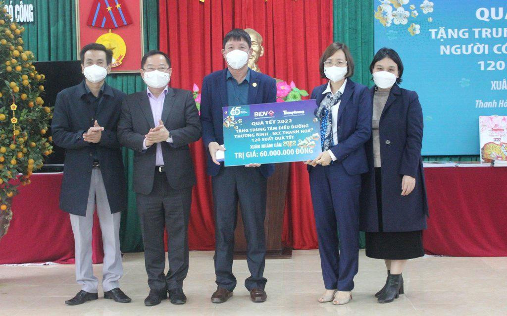 Bà Phạm Thị Thuý Nga và Nhà báo Lê Xuân Sơn trao tặng 120 suất quà, trị giá 60 triệu đồng cho Trung tâm Điều dưỡng người có công tỉnh Thanh Hoá